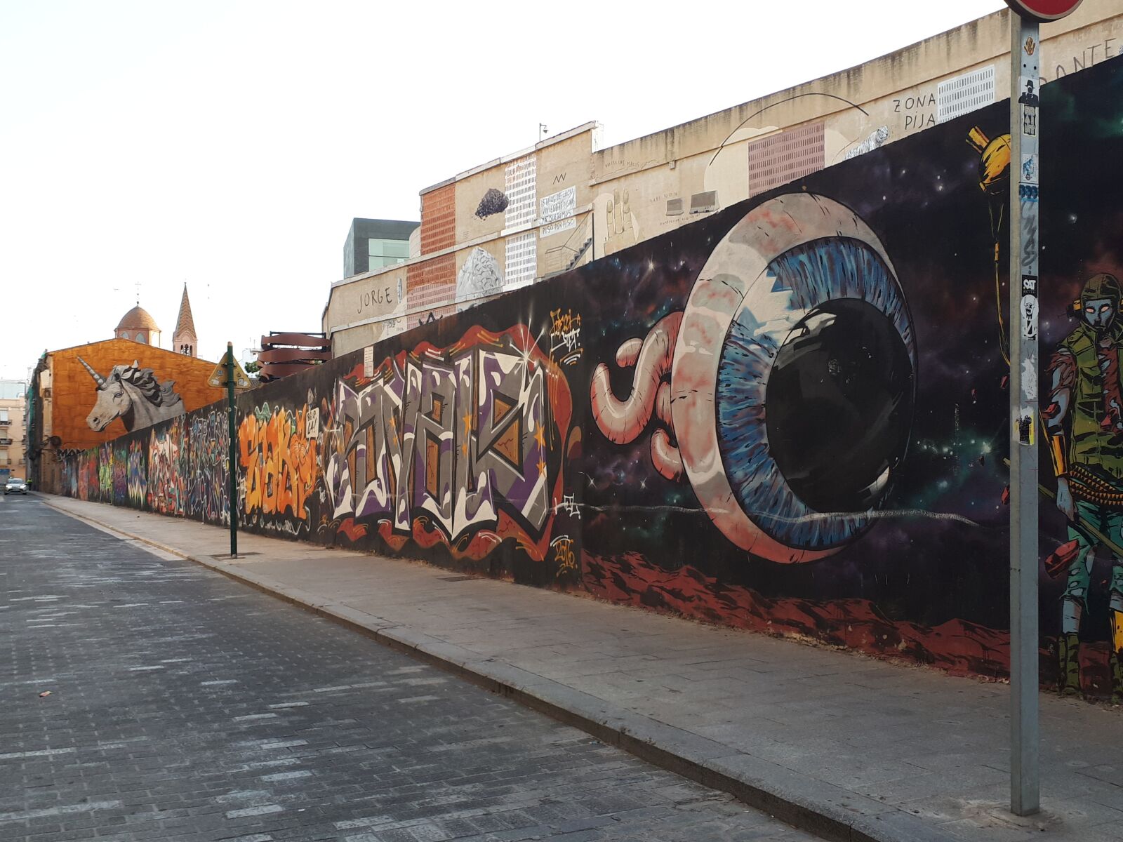 Samsung Galaxy A5(2017) sample photo. Valencia, street art, all-seeing photography