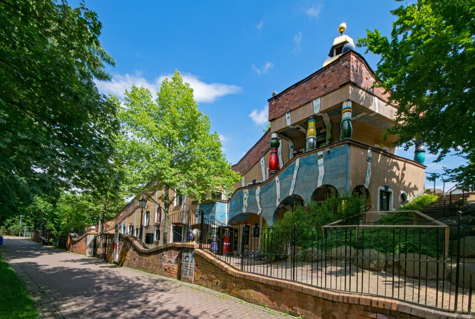Nikon D5300 sample photo. Hundertwasser kindergarten, frankfurt, heddernheim photography