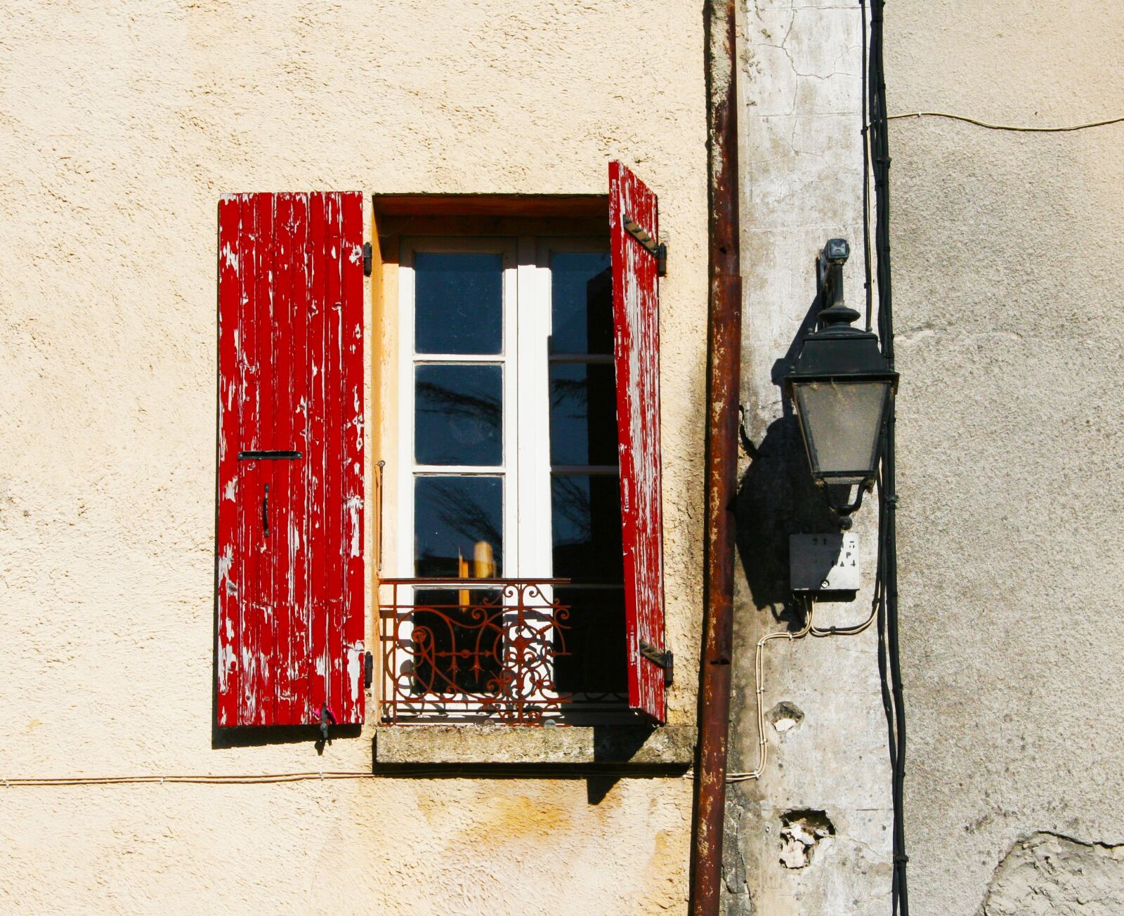 Canon EOS 350D (EOS Digital Rebel XT / EOS Kiss Digital N) sample photo. Shutters, open, red photography