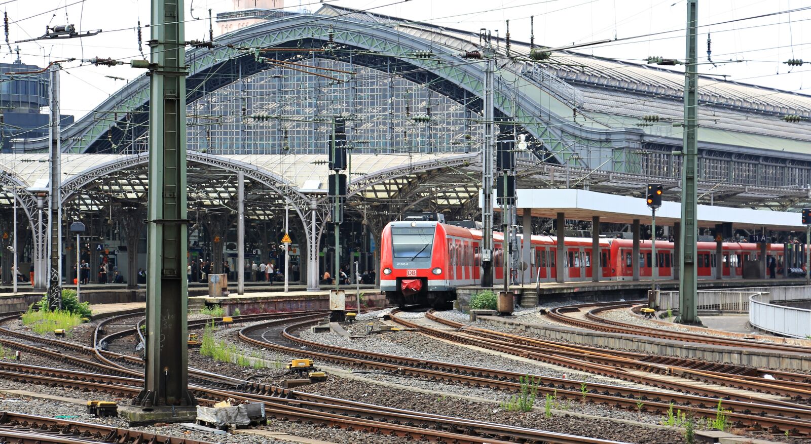 Canon EOS 550D (EOS Rebel T2i / EOS Kiss X4) sample photo. Cologne, train, central station photography