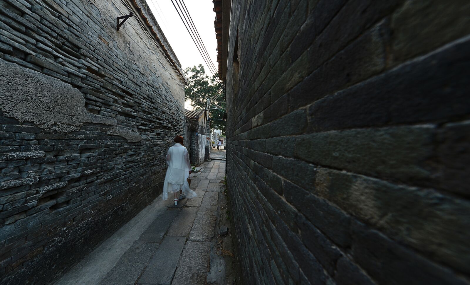 Nikon D4 sample photo. Alley, woman, figure photography
