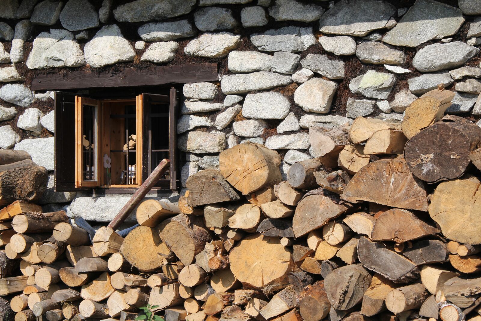 Canon EF-S 17-85mm F4-5.6 IS USM sample photo. Cottage, window, wood photography