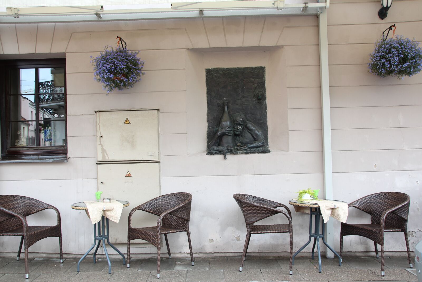 Canon EOS 600D (Rebel EOS T3i / EOS Kiss X5) sample photo. Cafe, out, patio photography
