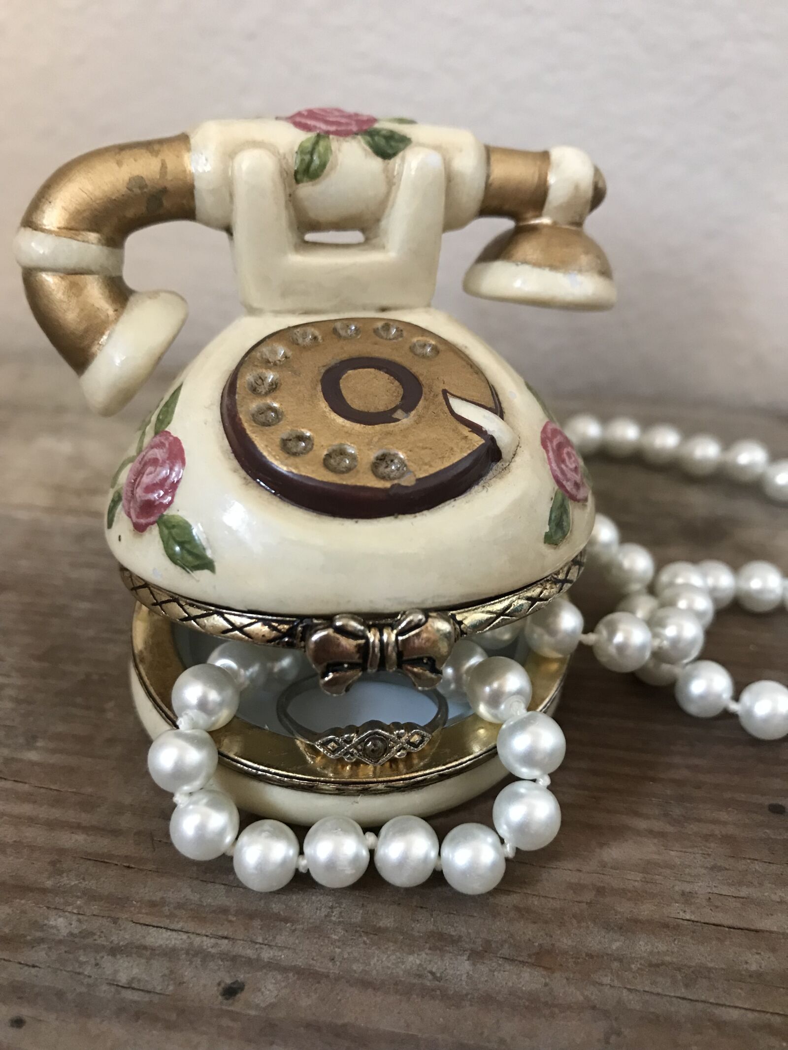 iPhone 7 Plus back dual camera 3.99mm f/1.8 sample photo. Jewelry, trinket box, pearls photography