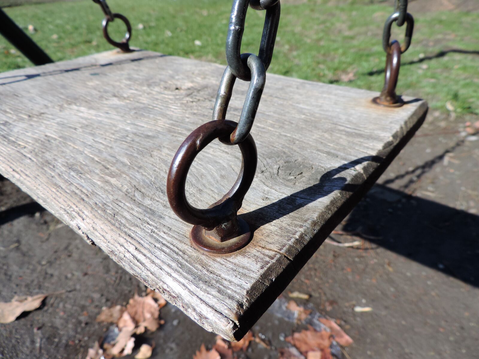 Nikon Coolpix P520 sample photo. Swing, hook, iron, security photography