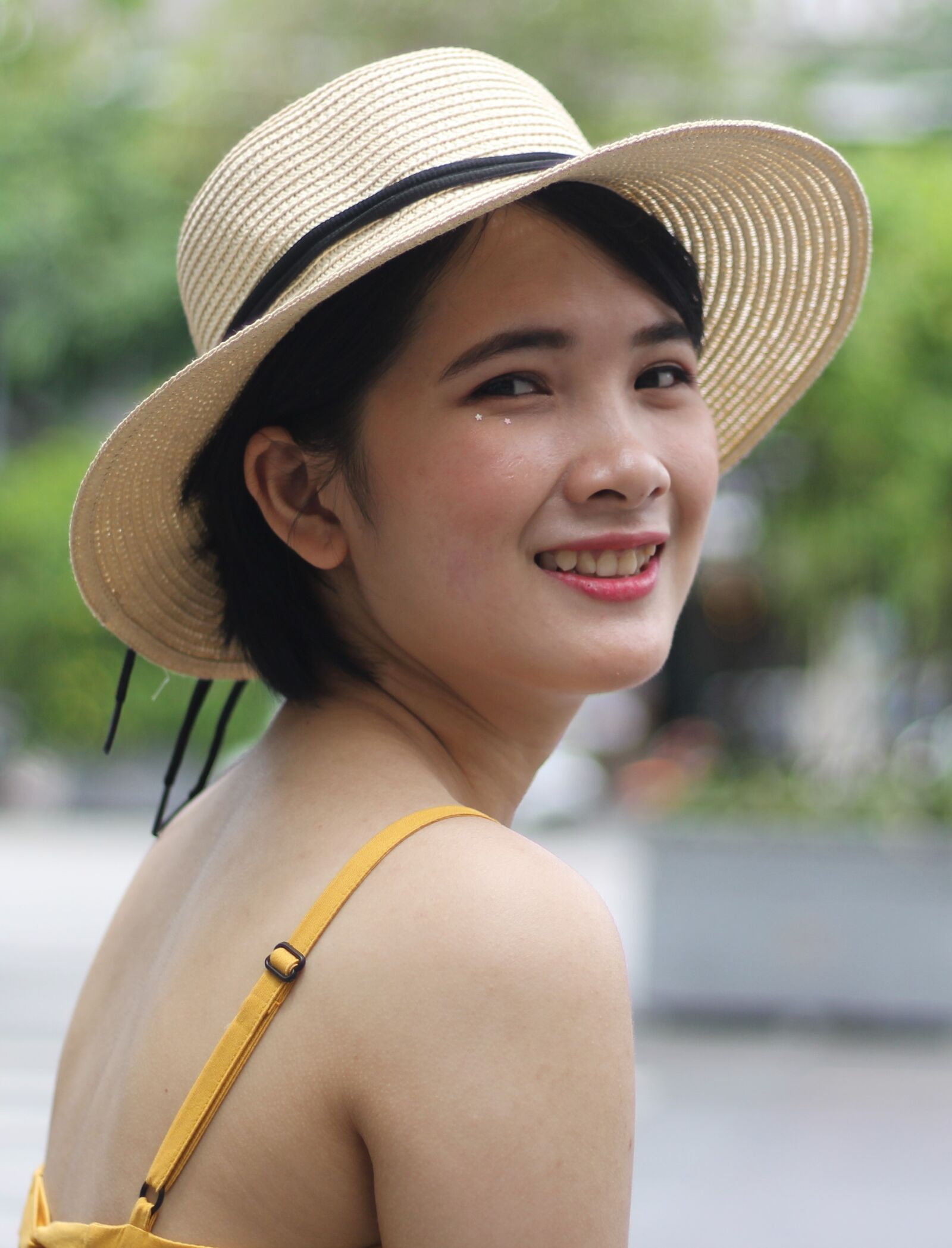 Canon EOS 1300D (EOS Rebel T6 / EOS Kiss X80) + Canon EF 50mm F1.8 STM sample photo. Girl, asia, vietnam photography