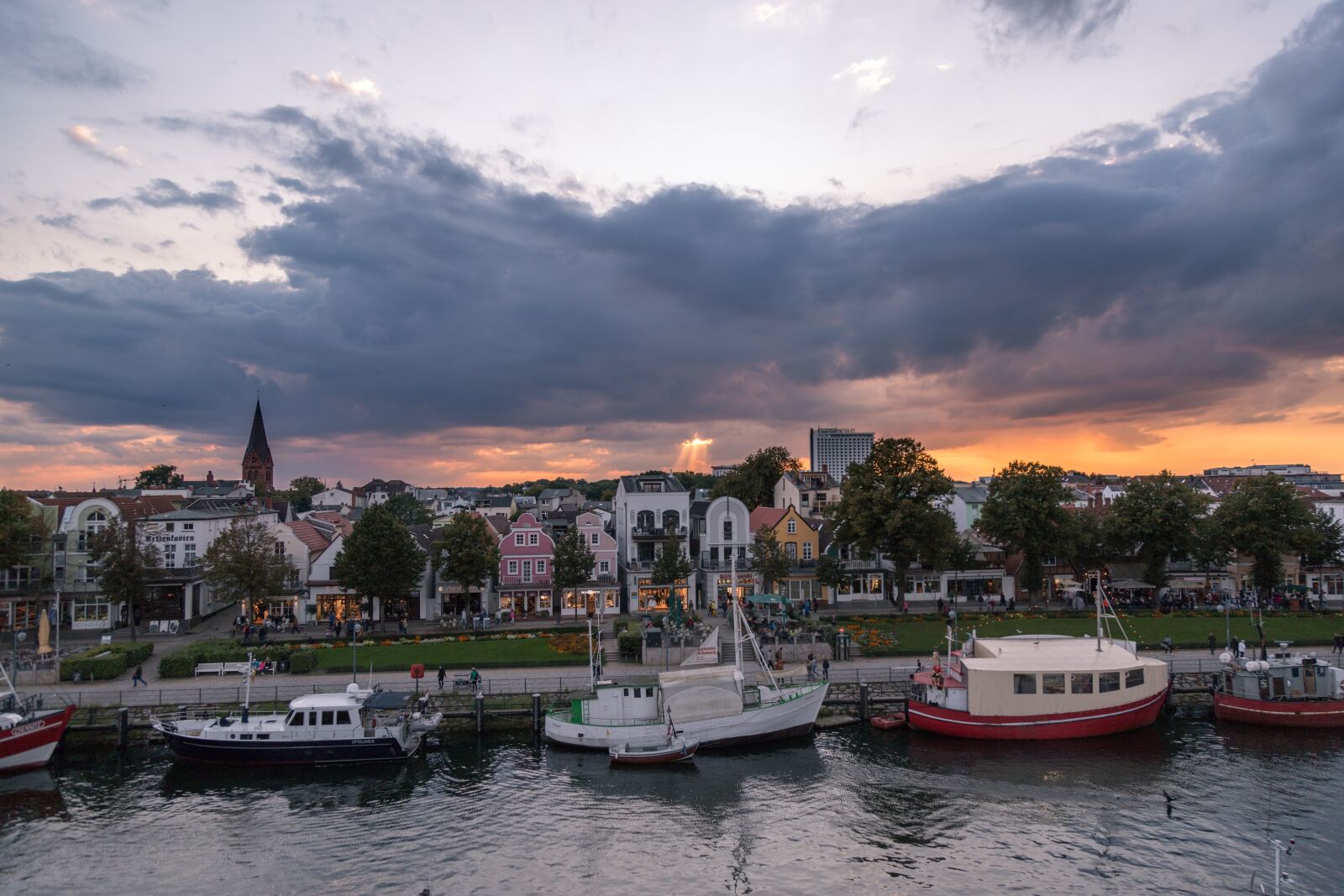 Canon EOS 6D Mark II sample photo. Clouds, warnemünde, promenade photography