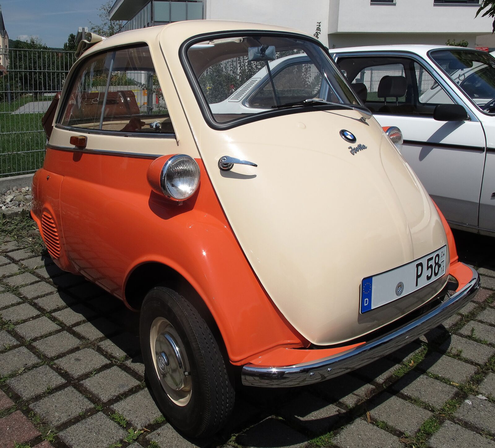 Canon PowerShot G12 sample photo. Oldtimer, bmw isetta, isetta photography