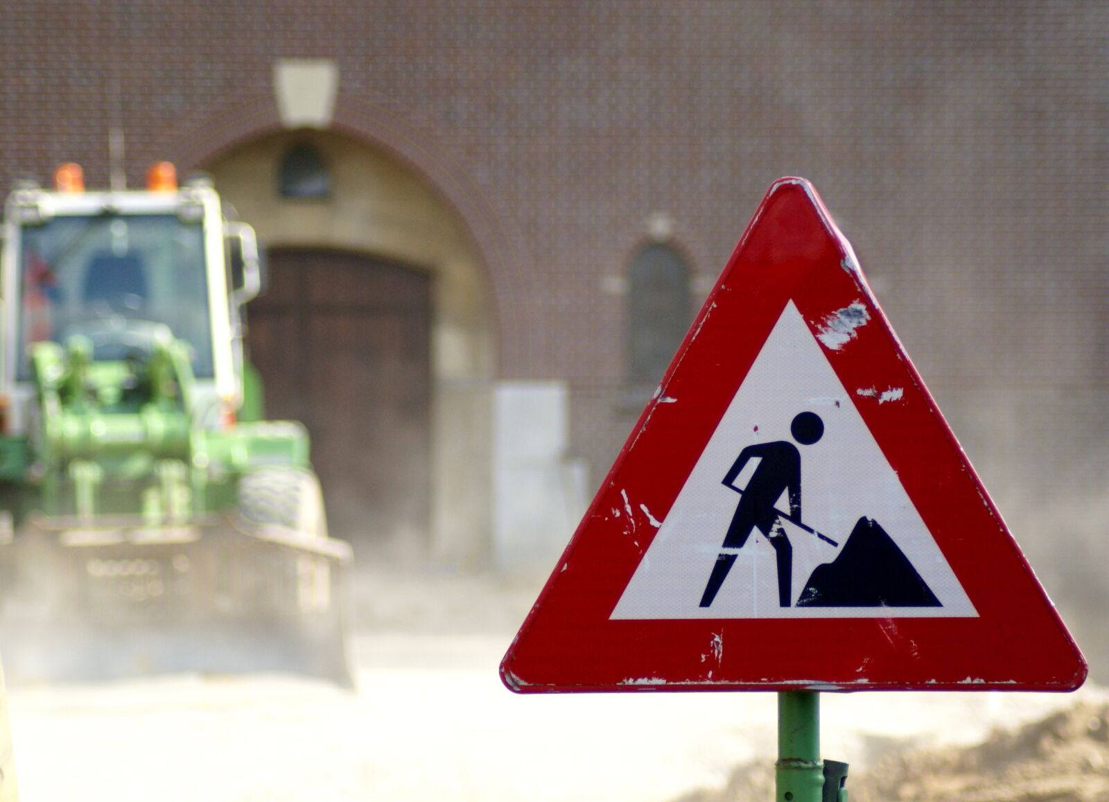 Sony Alpha DSLR-A100 sample photo. Work, road sign, excavators photography