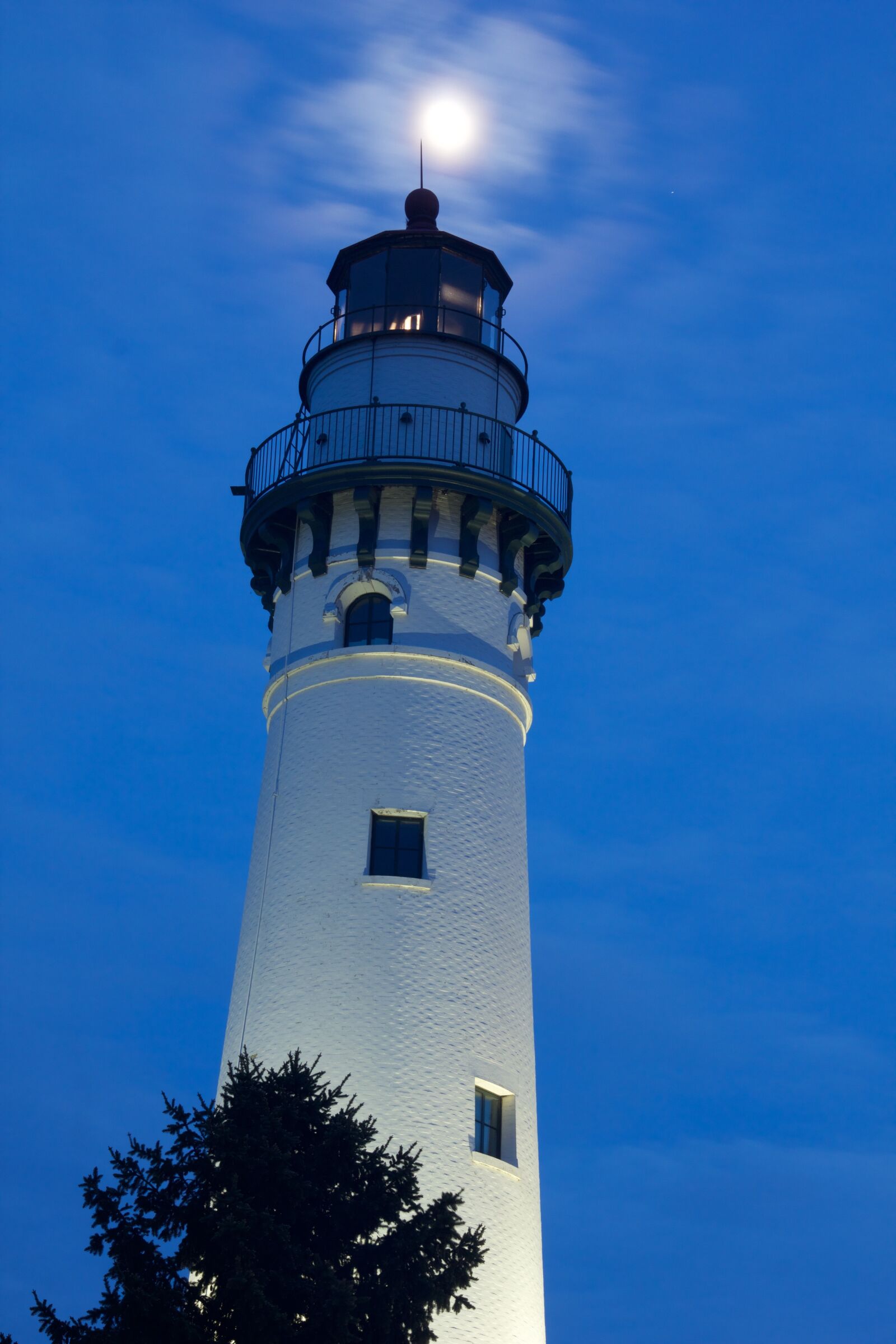 Canon EF-S 18-135mm F3.5-5.6 IS sample photo. Lighthouse, lake michigan, wisconsin photography