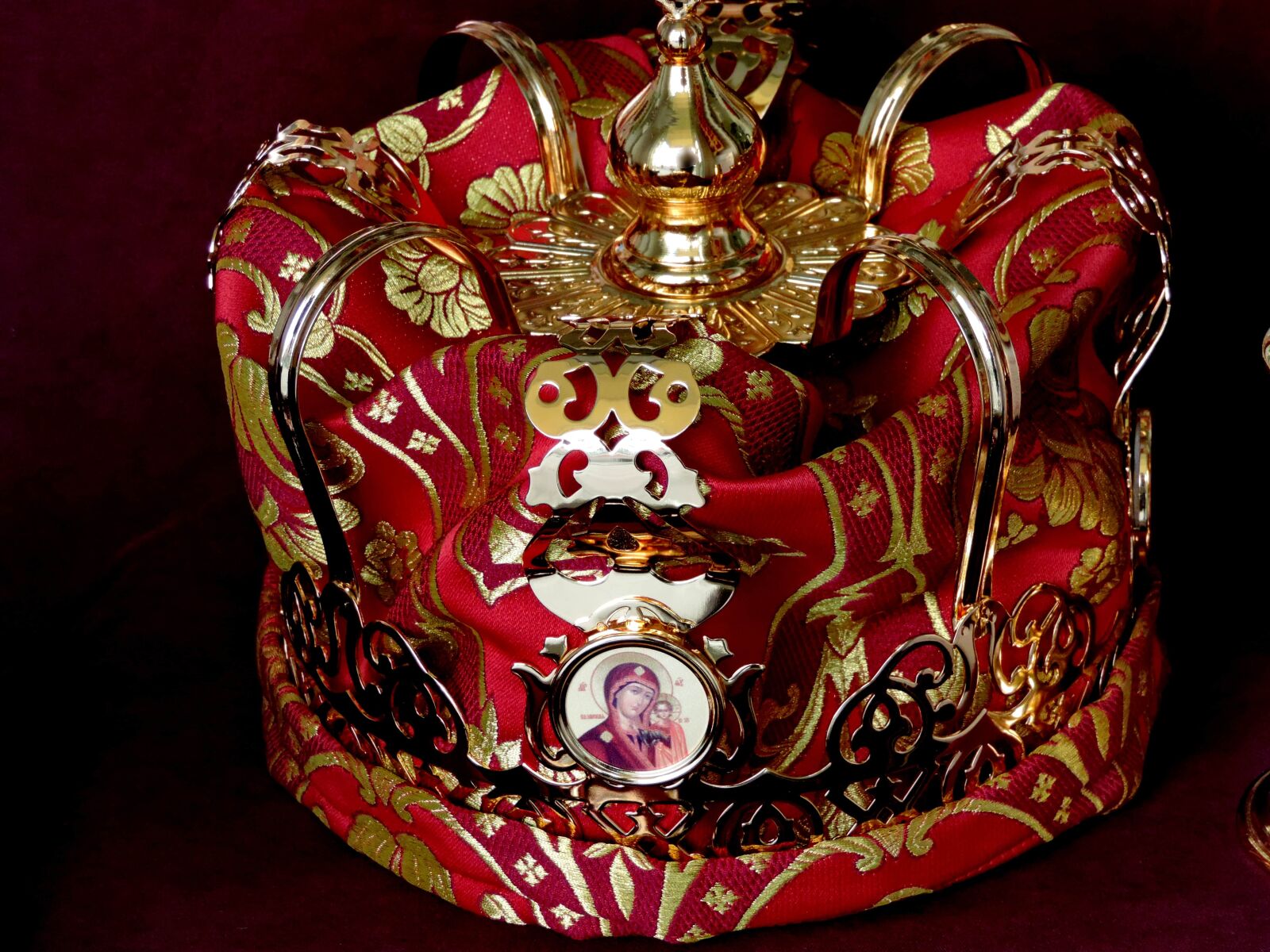 Nikon Coolpix P520 sample photo. Crown, elegance, gold, kingdom photography