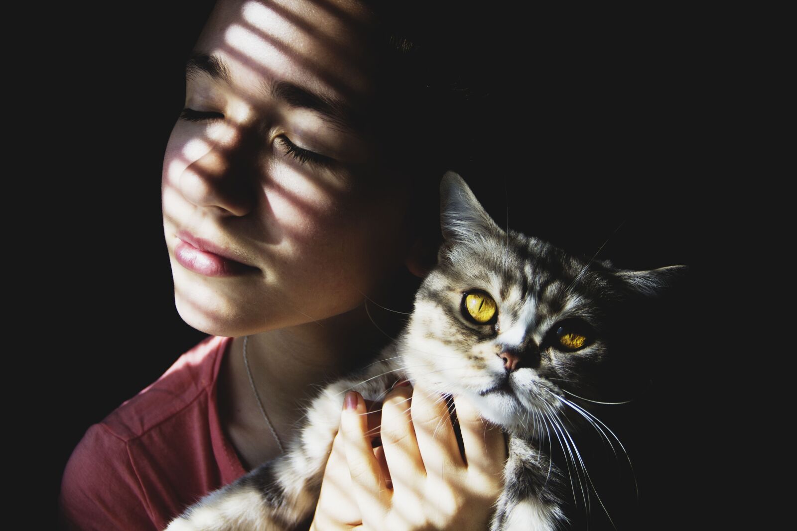 Canon EF-S 18-135mm F3.5-5.6 IS sample photo. Girl, cat, beauty photography
