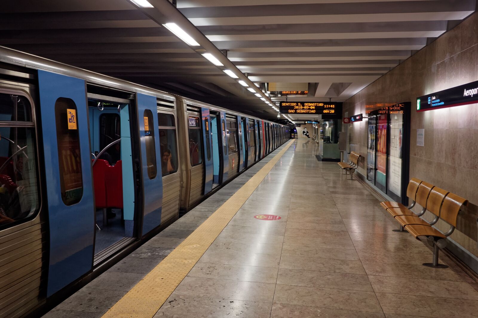 iPhone SE back camera 4.15mm f/2.2 sample photo. Lisbon, portugal, metro photography