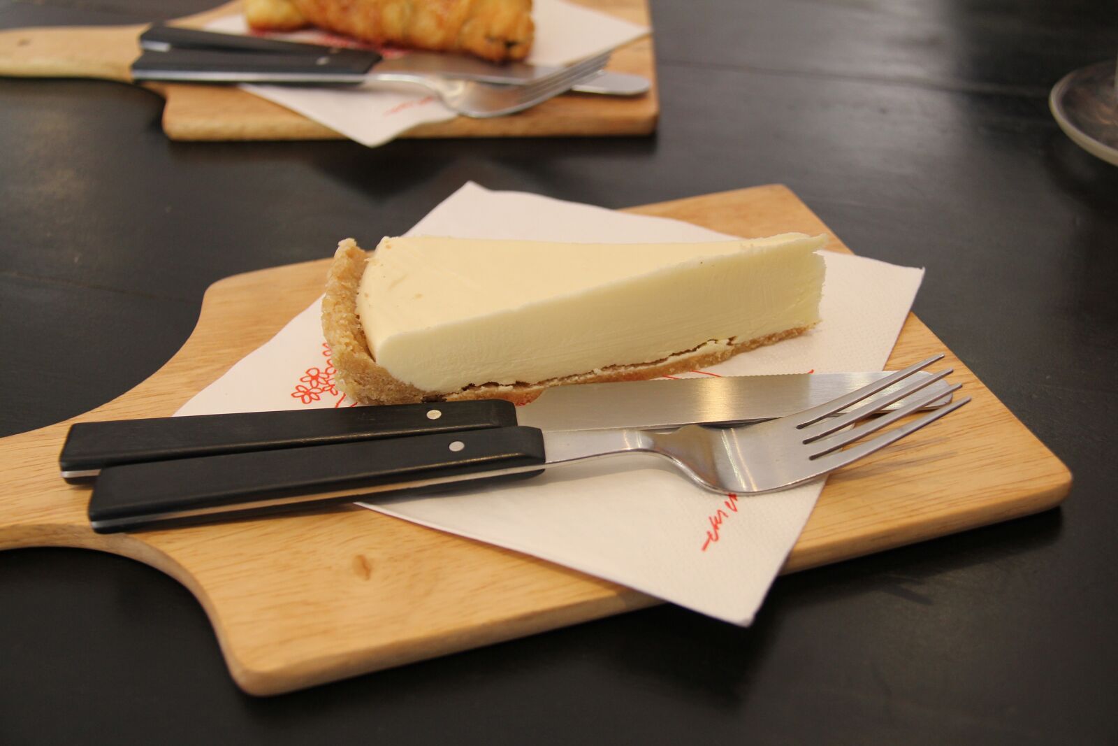 Canon EF-S 18-200mm F3.5-5.6 IS sample photo. Cheese, cheese cake, coffee photography