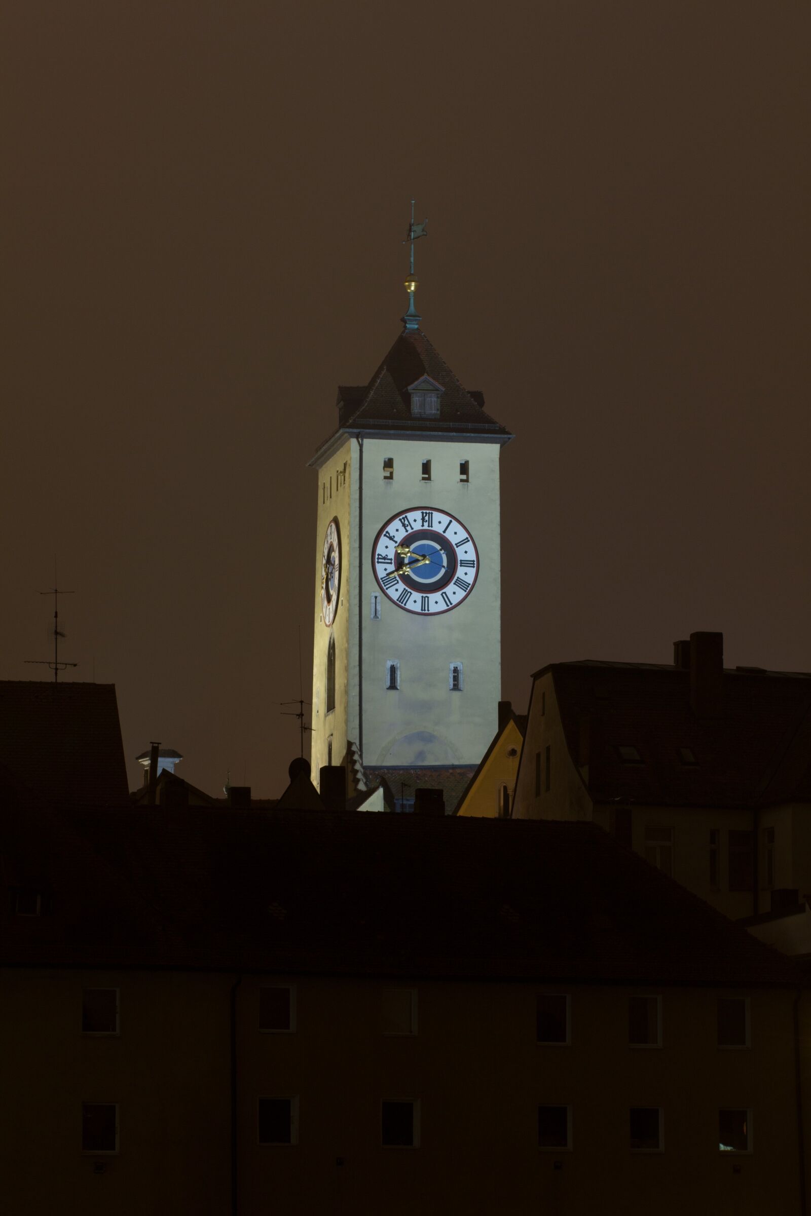 Canon EOS 550D (EOS Rebel T2i / EOS Kiss X4) + Canon EF 100mm F2.8L Macro IS USM sample photo. Regensburg, city tower, night photography