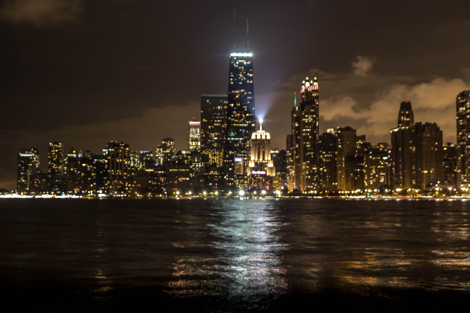 Canon EF-S 17-55mm F2.8 IS USM sample photo. Beacon, chicago, city, city photography