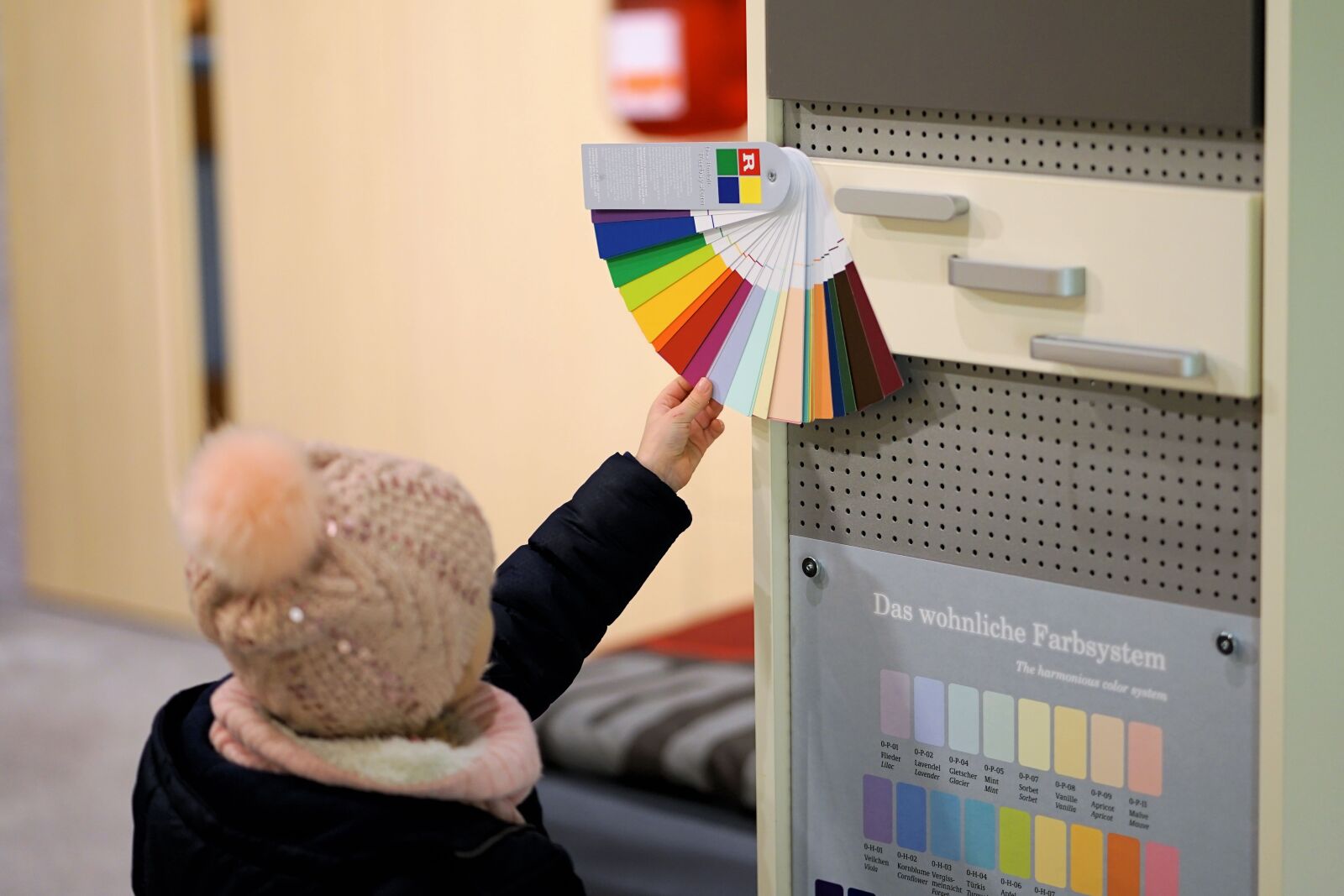 Sony a7 II + Sony FE 85mm F1.8 sample photo. Color, color card, child photography