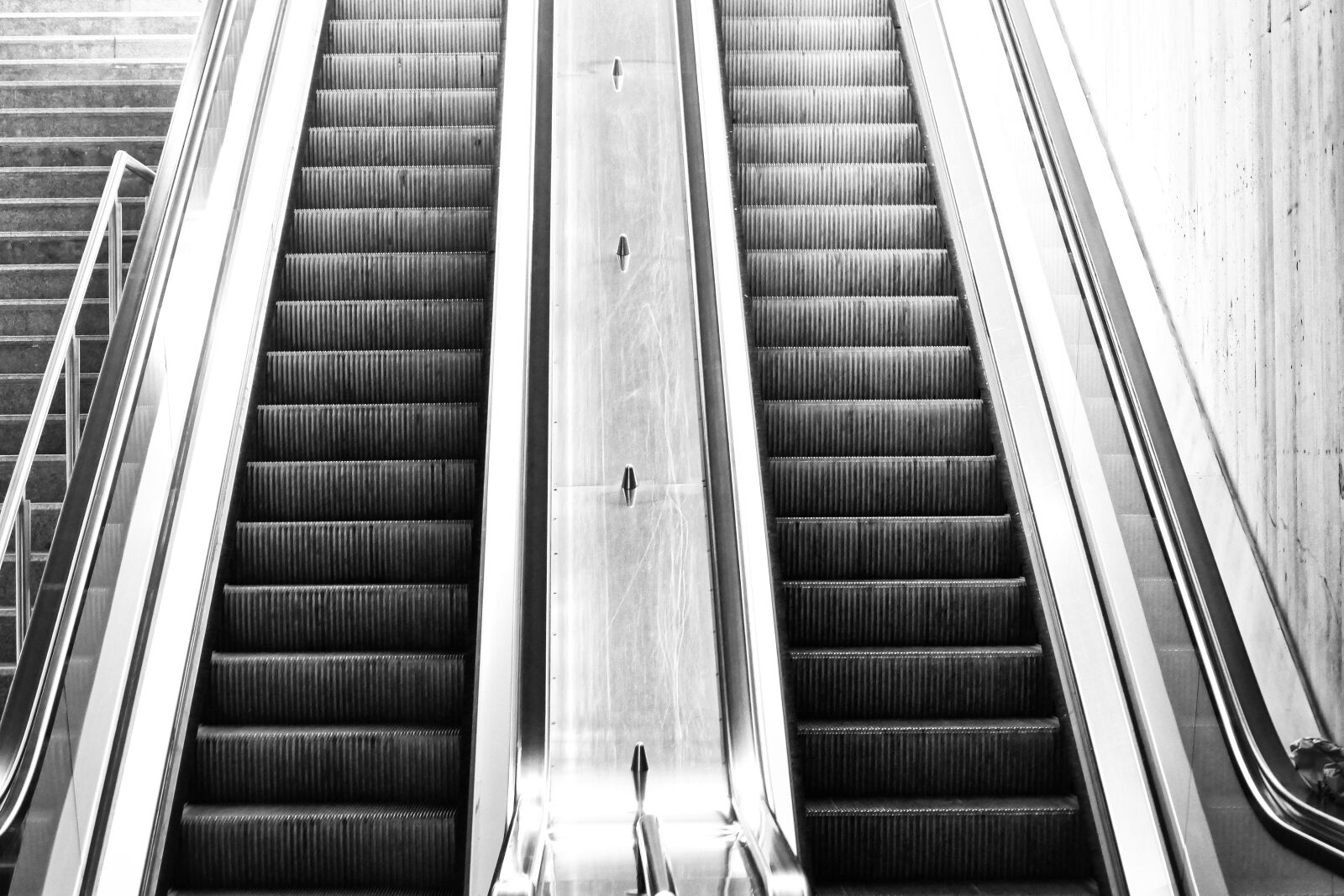 Panasonic Lumix DMC-FZ1000 sample photo. Escalator, top, down photography