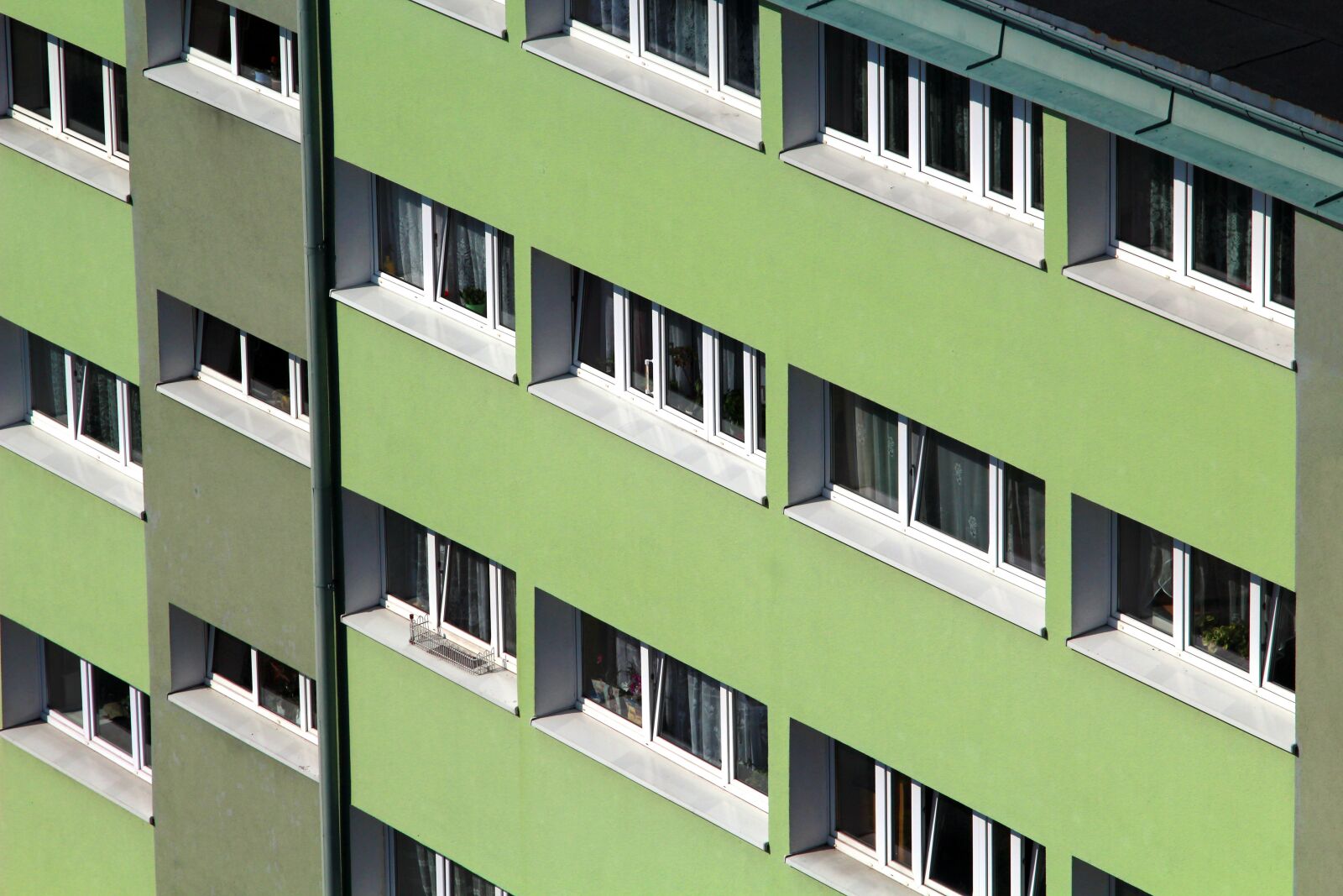 Canon EOS 1200D (EOS Rebel T5 / EOS Kiss X70 / EOS Hi) sample photo. House, block, the window photography