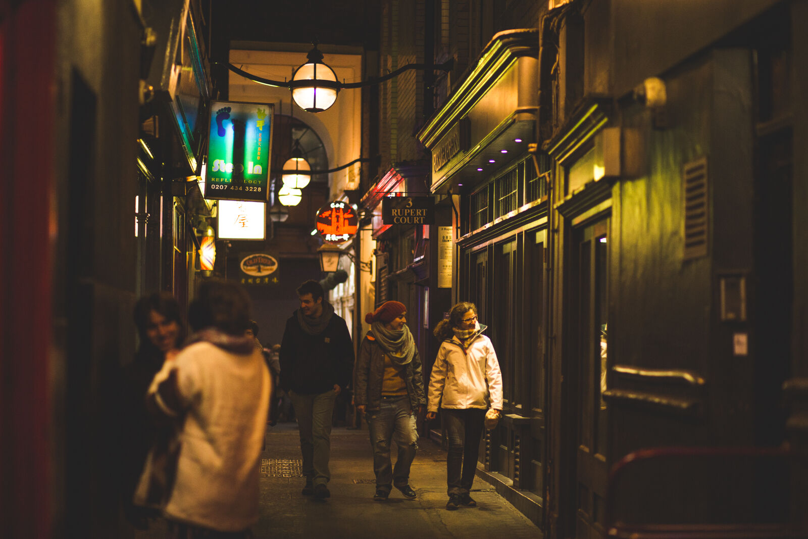 Canon EF 85mm F1.8 USM sample photo. Bars, city, night, night photography