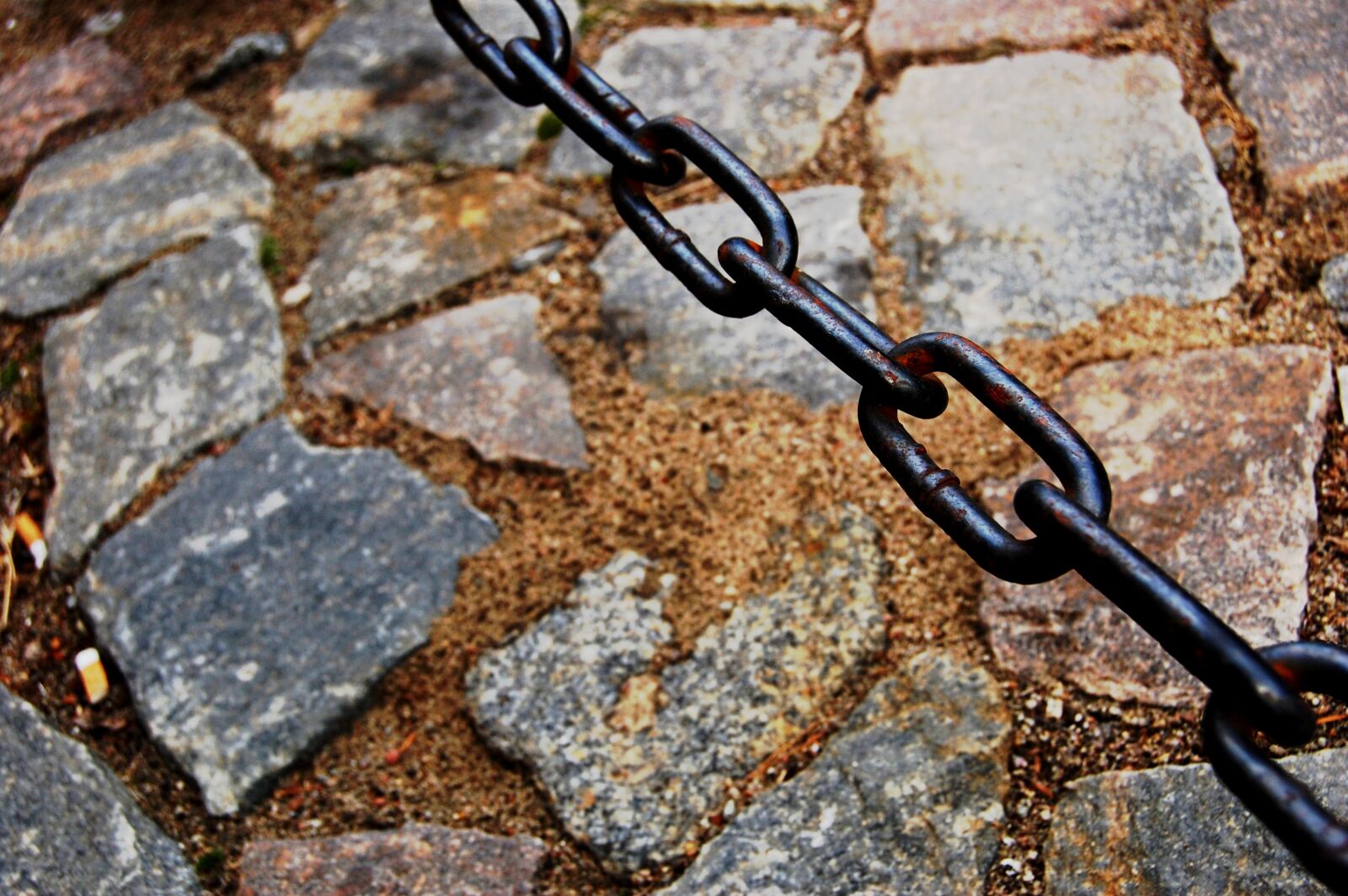 Nikon D40 sample photo. Chain, the stones, architecture photography