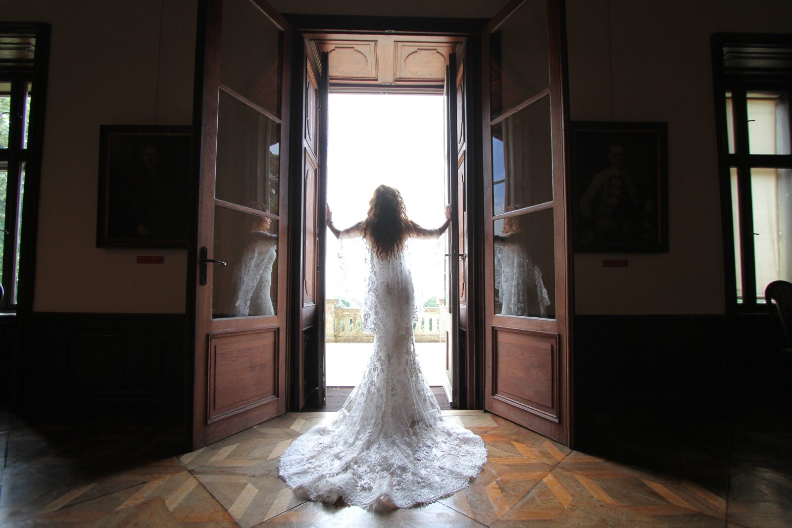 Canon EOS 7D + Canon EF-S 10-22mm F3.5-4.5 USM sample photo. Balcony, dress, elegance, fashion photography