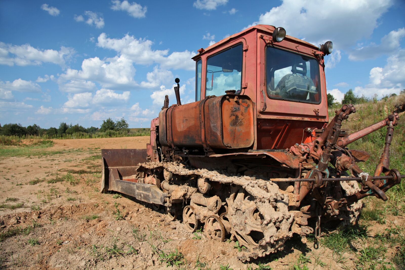 Canon EOS 5D Mark II sample photo. Tractor, crawler tractor, old photography