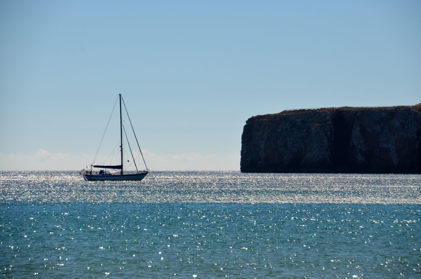 Nikon D5100 sample photo. Sailing boat, cliff, view photography