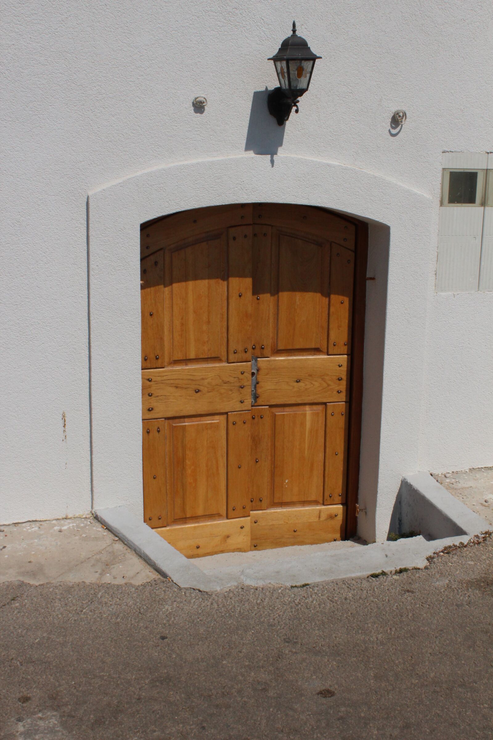 Canon EOS 600D (Rebel EOS T3i / EOS Kiss X5) sample photo. Input, door, gate photography