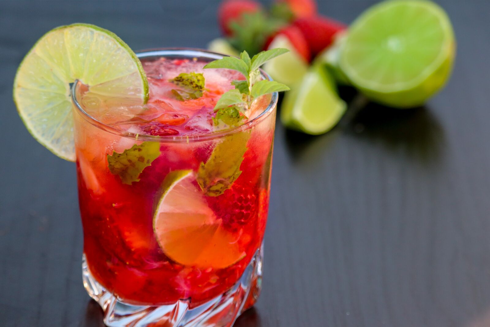 Canon EOS 800D (EOS Rebel T7i / EOS Kiss X9i) sample photo. Mojito, raspberry, strawberry photography