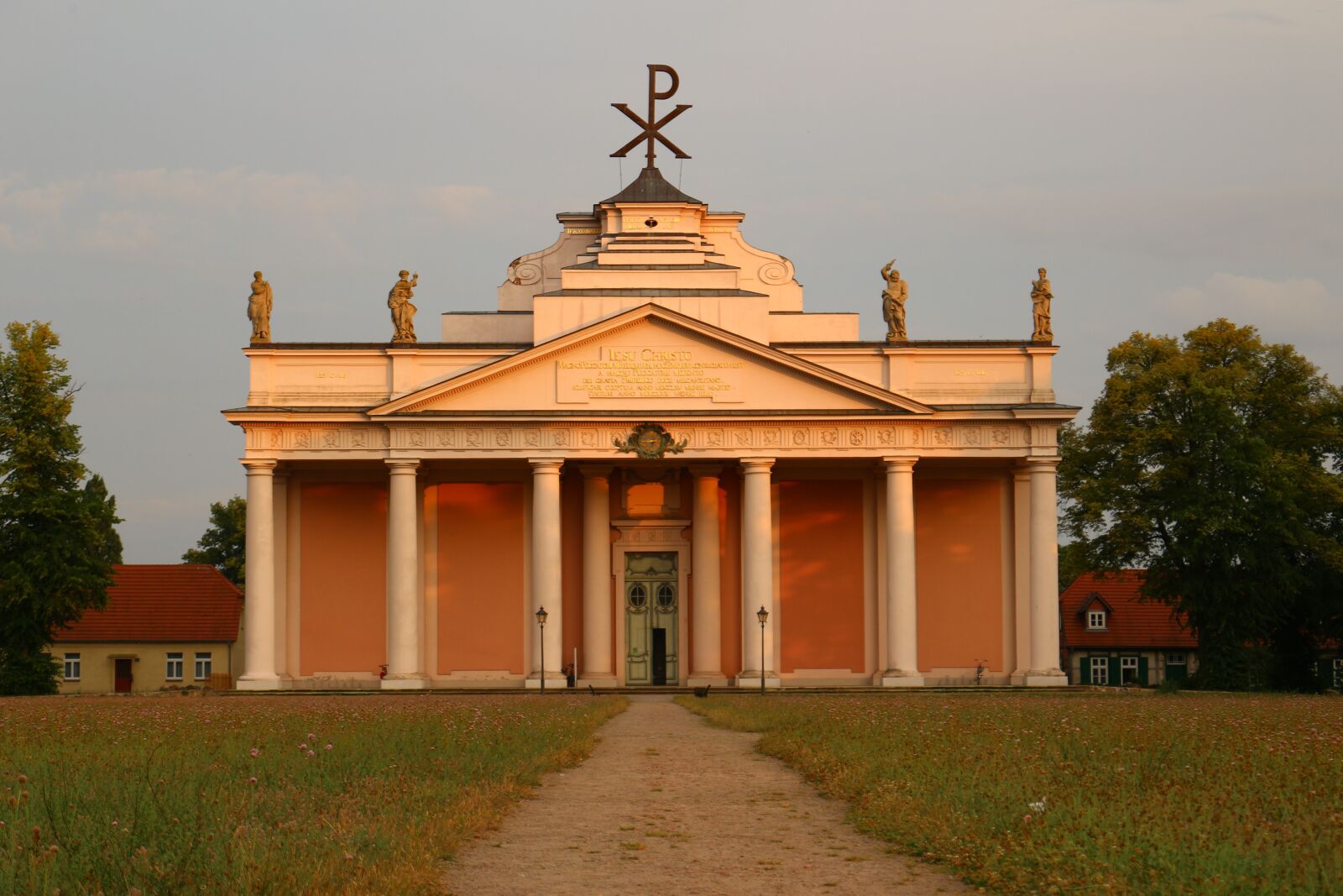 Canon EOS 100D (EOS Rebel SL1 / EOS Kiss X7) sample photo. Church, ludwigslust-parchim, evening light photography