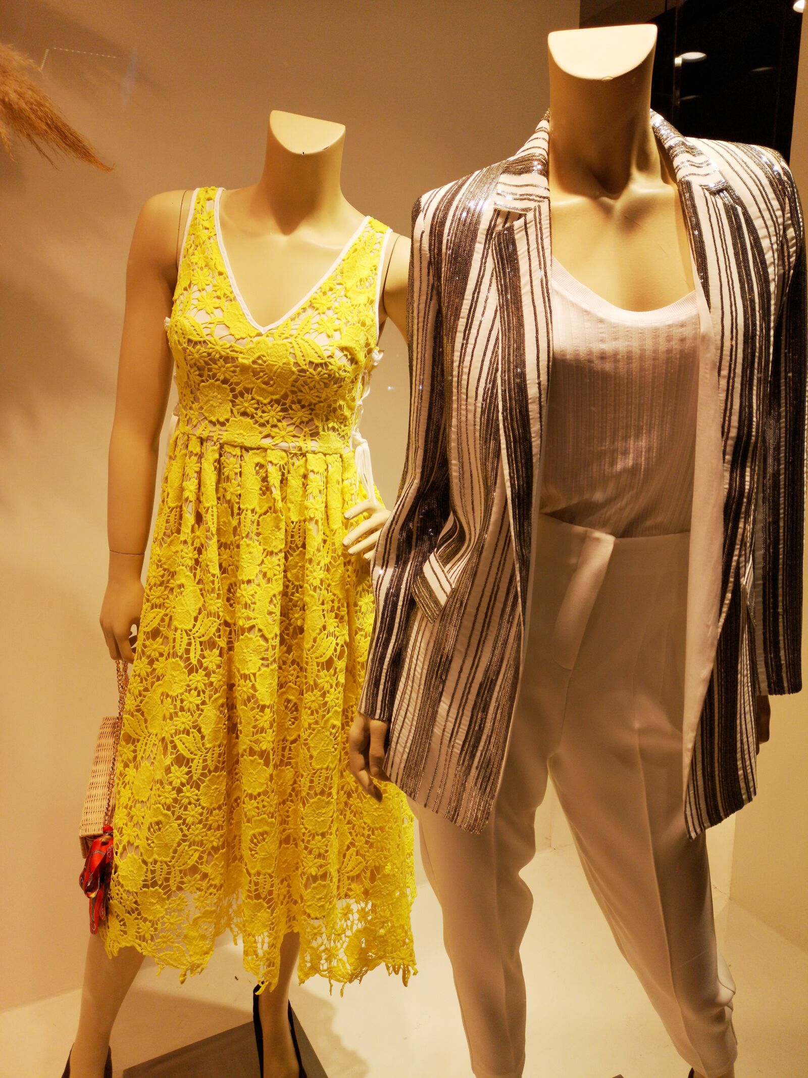 HUAWEI CLT-L09 sample photo. Showcase, shop, shopping photography