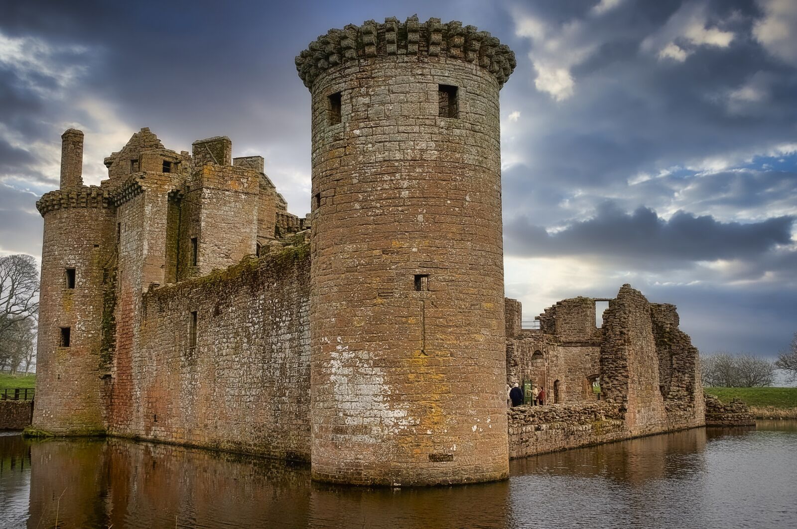 Canon EOS 300D (EOS Digital Rebel / EOS Kiss Digital) sample photo. Thirteenth century, caerlaverock castle photography