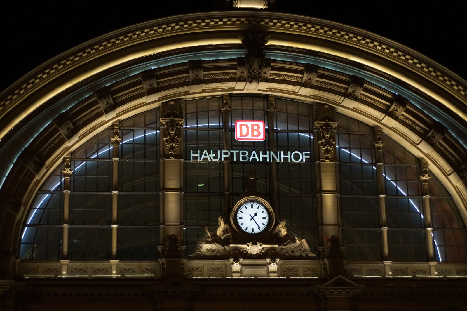 Nikon D90 sample photo. Frankfurt, railway station, central photography