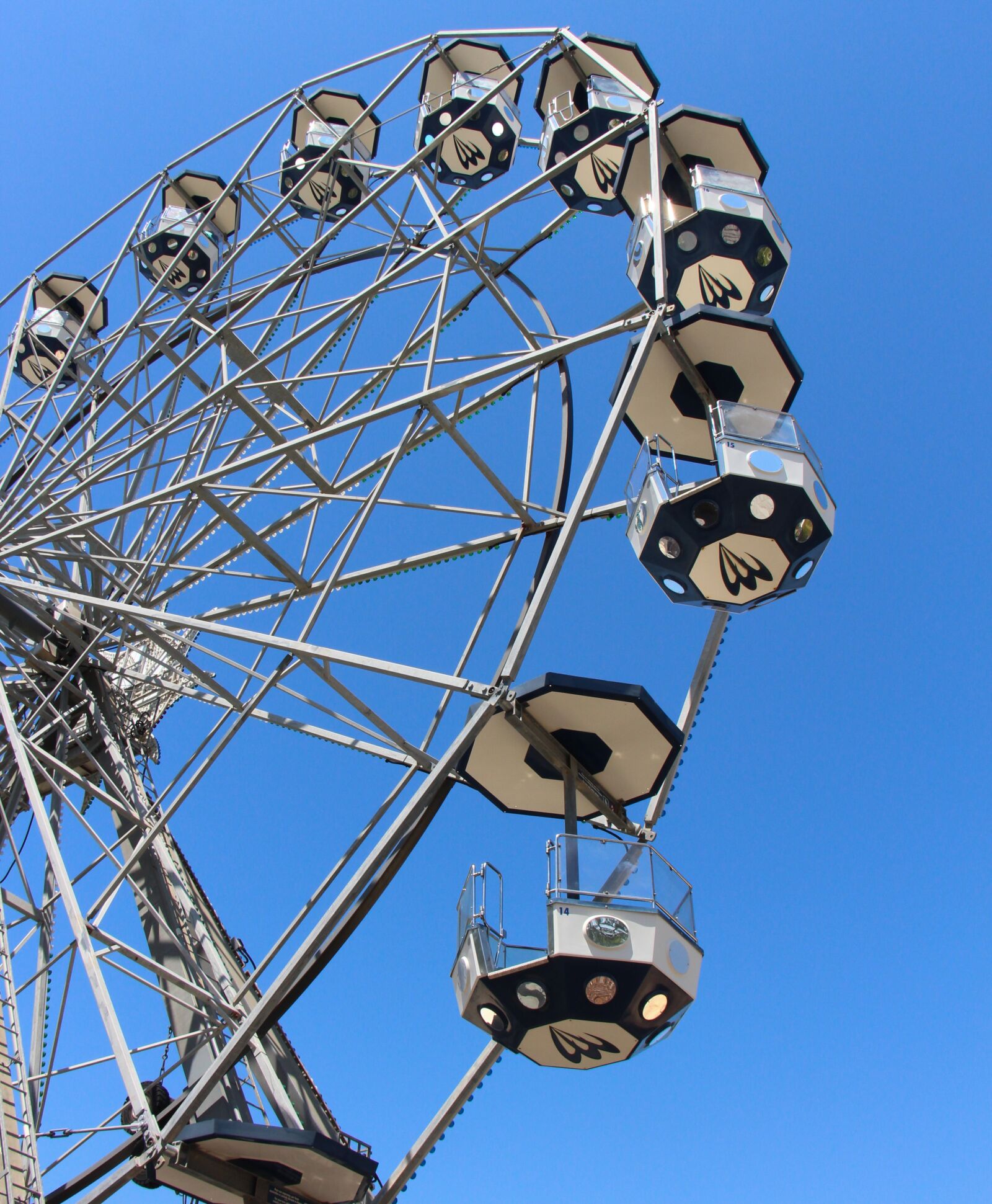 Canon EOS 700D (EOS Rebel T5i / EOS Kiss X7i) sample photo. Ferris wheel, structure, construction photography