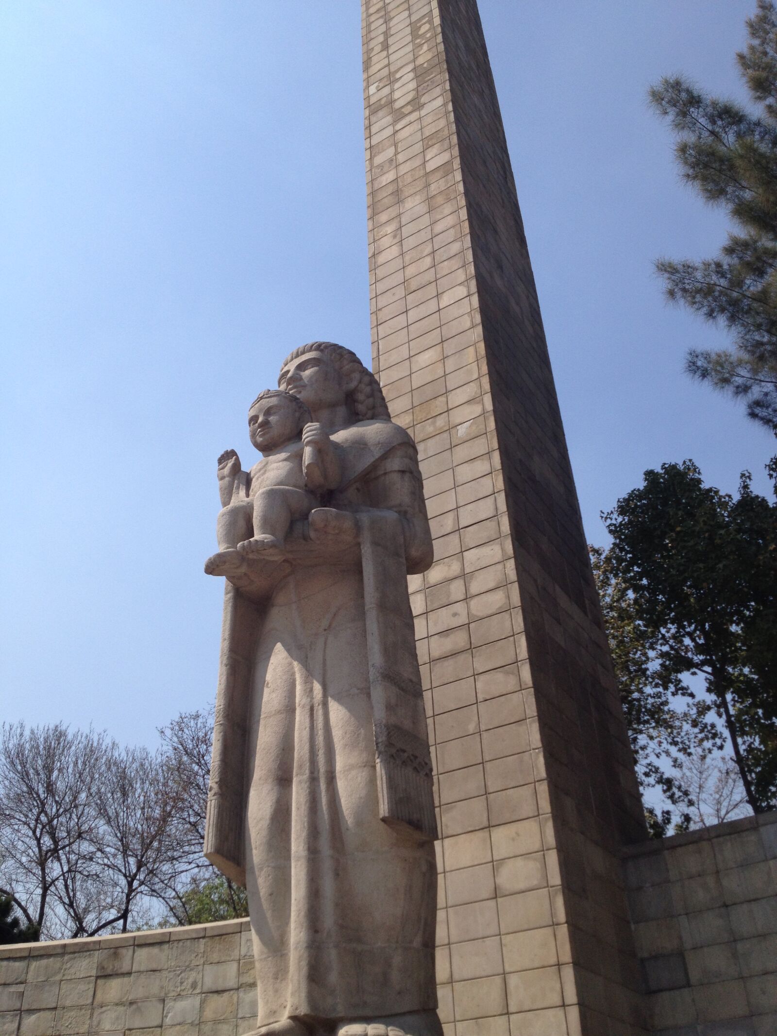 iPhone 4S back camera 4.28mm f/2.4 sample photo. Monument, decoration, figure photography