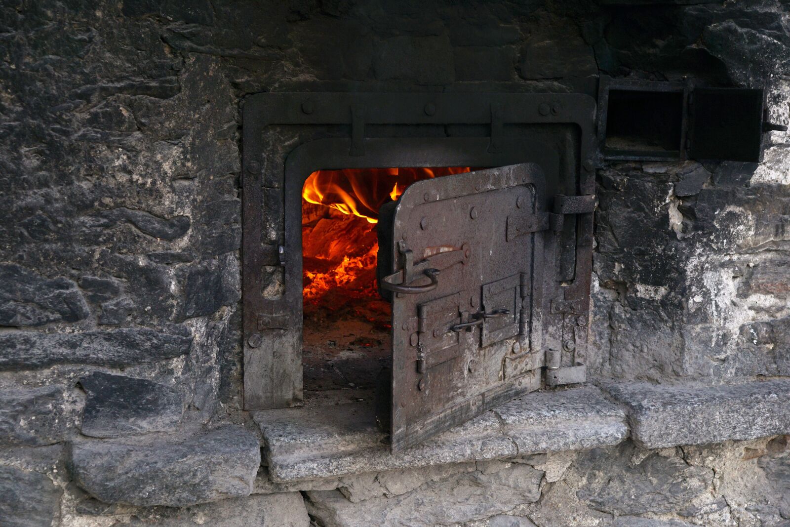 Sony ILCA-77M2 sample photo. Backhaus, stone house, bread photography