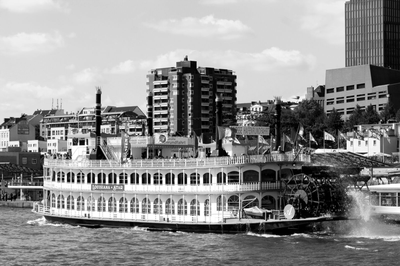 Canon EOS 1000D (EOS Digital Rebel XS / EOS Kiss F) sample photo. Louisiana star, paddle steamers photography