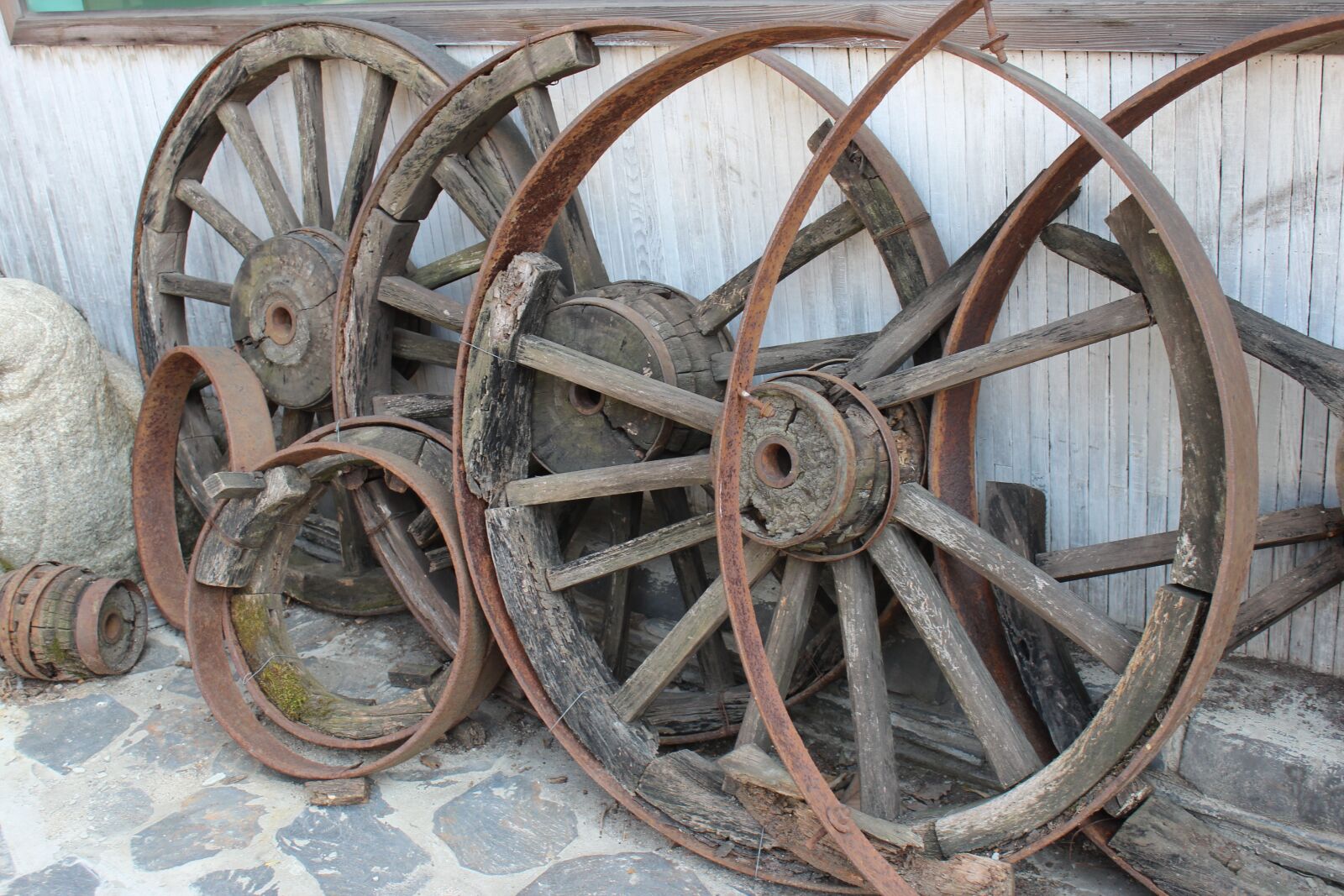 Canon EOS 600D (Rebel EOS T3i / EOS Kiss X5) sample photo. Wagon wheel, things, background photography