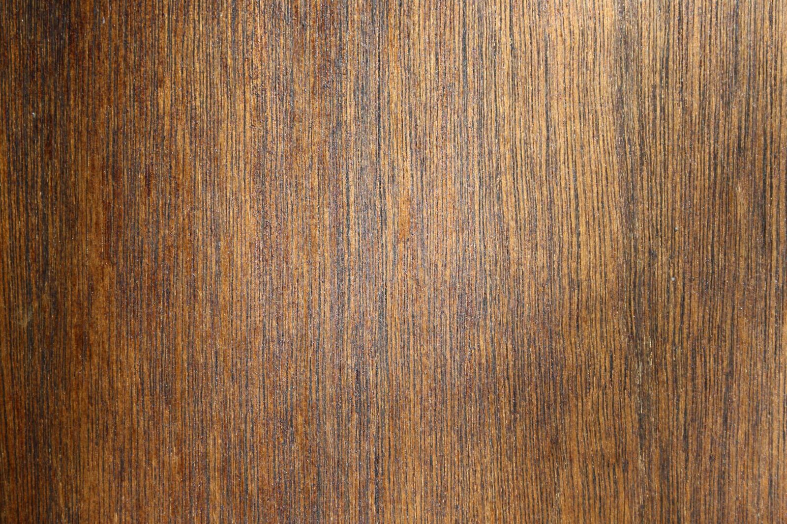 f/3.5-5.6 IS sample photo. Wooden board, walnut, stain photography