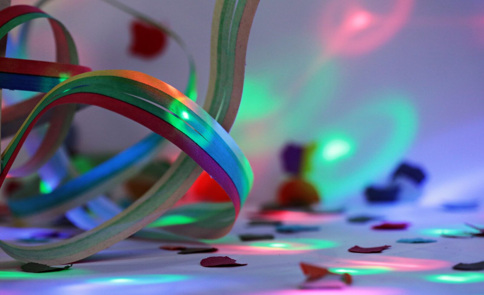 Canon EOS 80D sample photo. Streamer, confetti, light photography