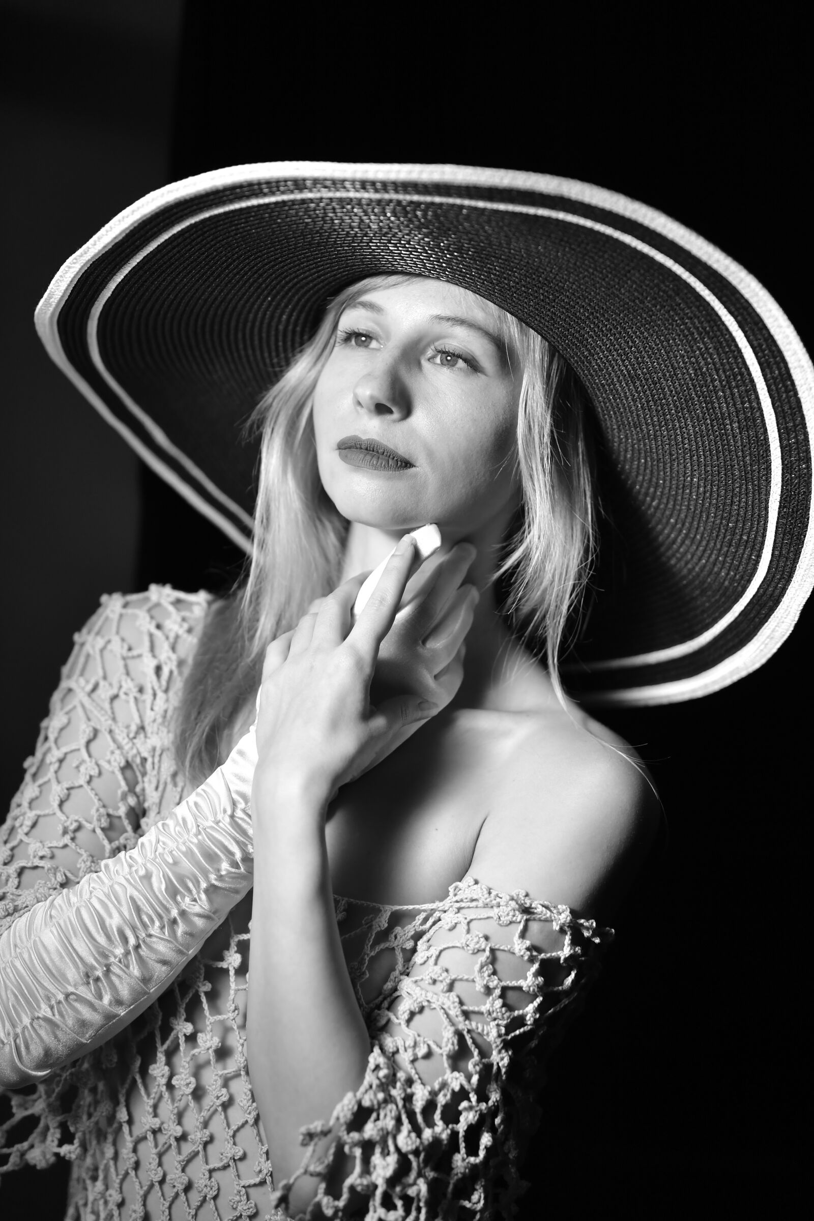 Nikon D5 sample photo. Wide-brimmed hat, portrait, monochrome photography