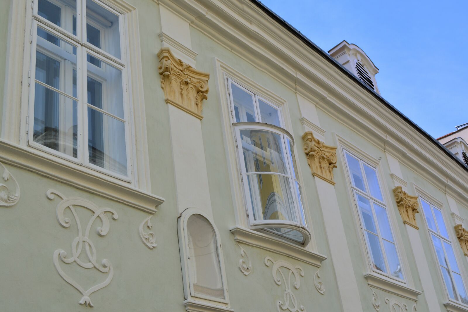 Nikon D5200 sample photo. House, window, arched photography