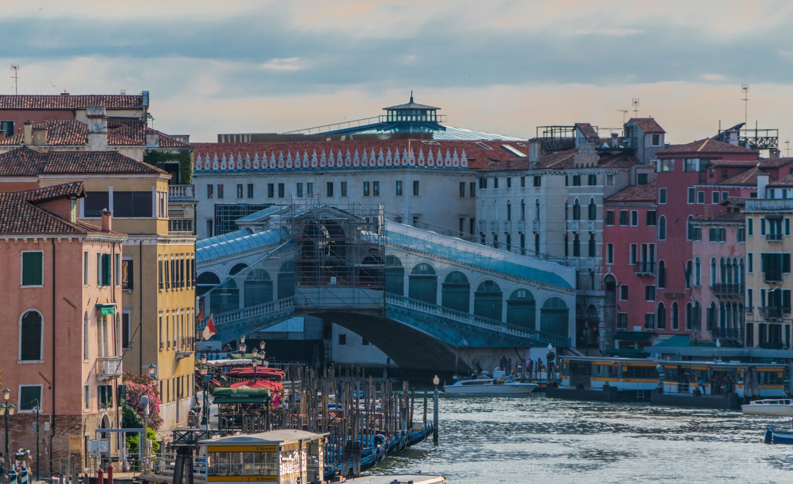 Sony a7R II + Sony FE 24-240mm F3.5-6.3 OSS sample photo. Venice, italy, rialto bridge photography