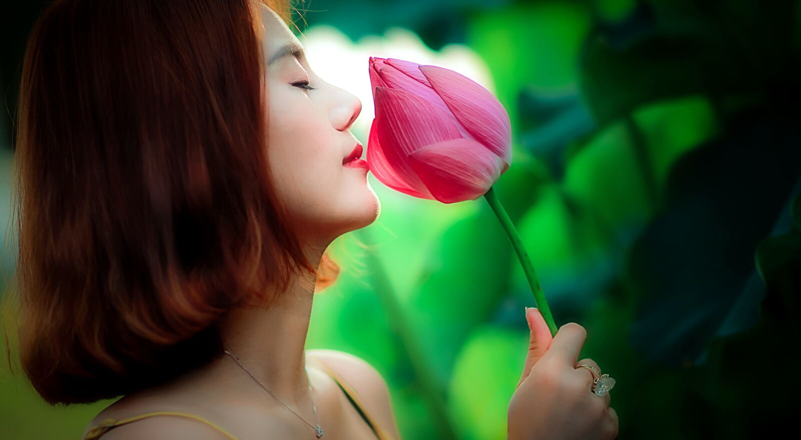 Canon EF 85mm F1.2L II USM sample photo. Beautiful women, smelling rose photography