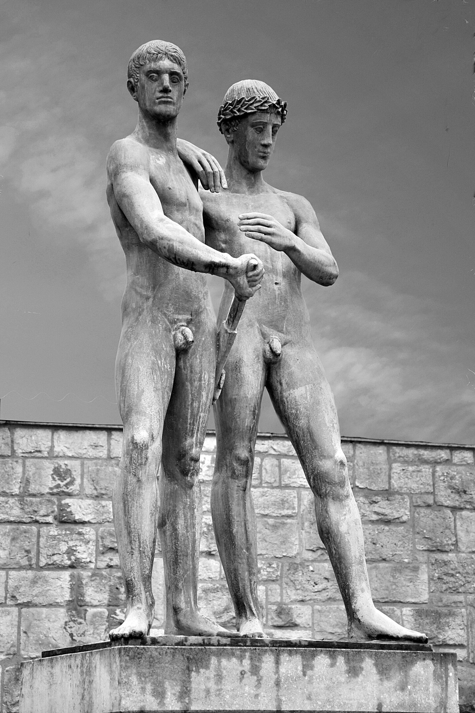 Nikon D3300 sample photo. Sculpture, young men, monument photography