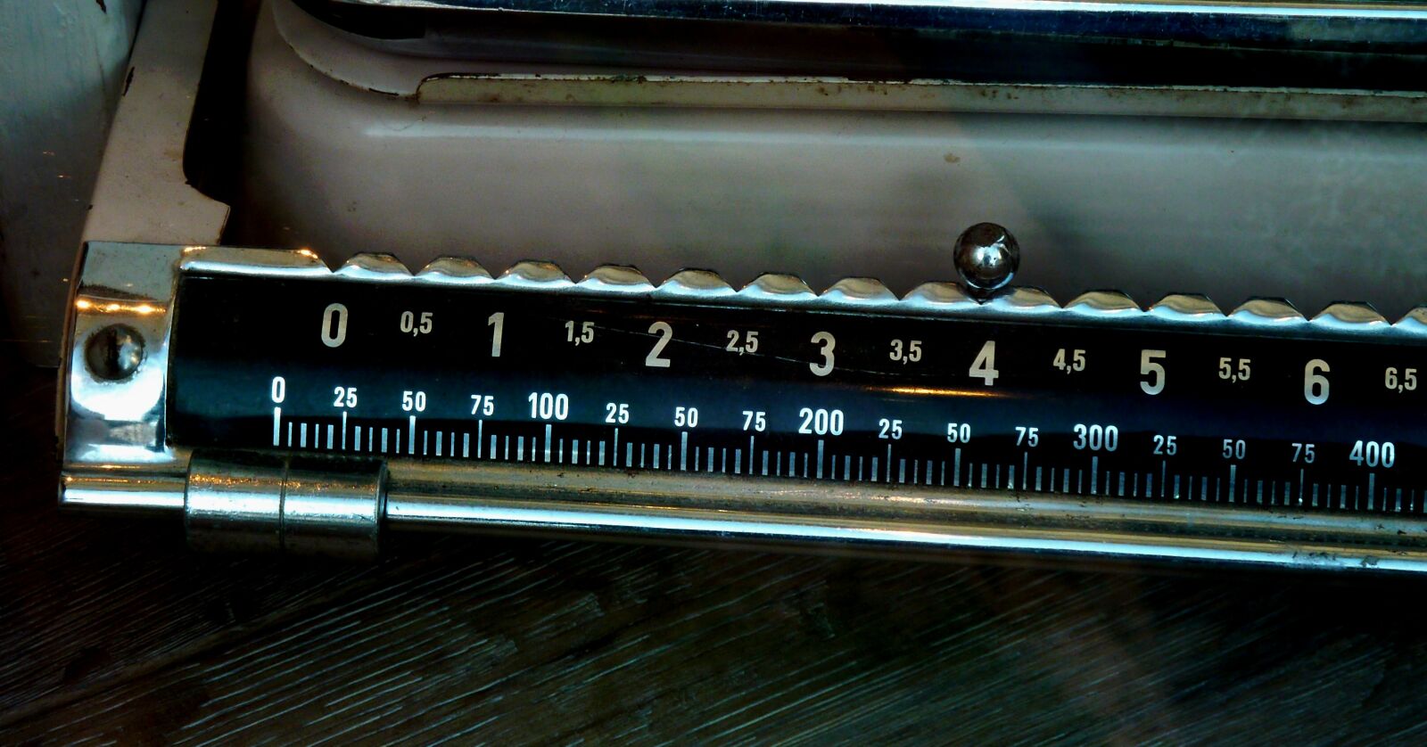 Panasonic DMC-TZ7 sample photo. Horizontal, old scale, weigh photography