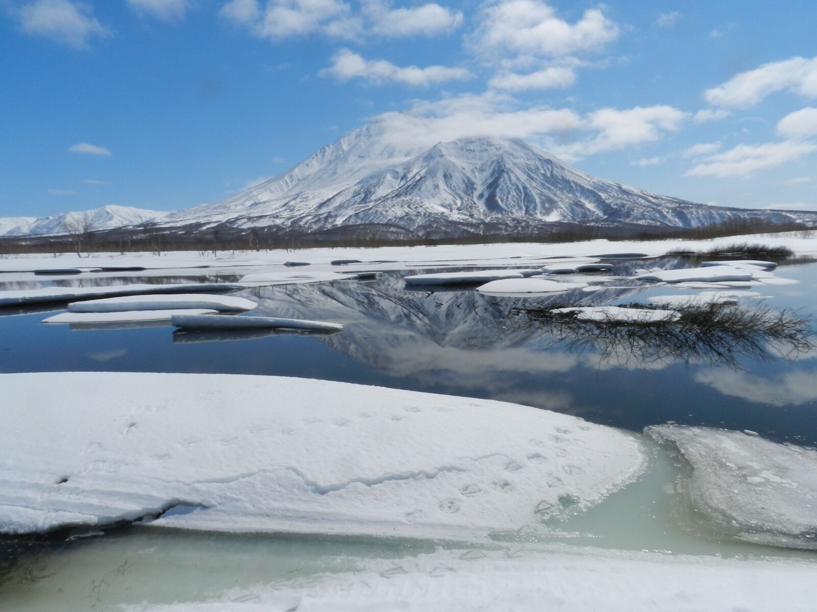 Nikon Coolpix P500 sample photo. Volcano, lake, river photography