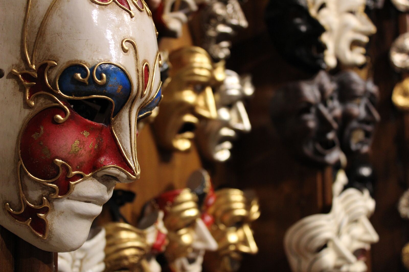 Canon EOS 1300D (EOS Rebel T6 / EOS Kiss X80) sample photo. Venice, masks, carnival photography