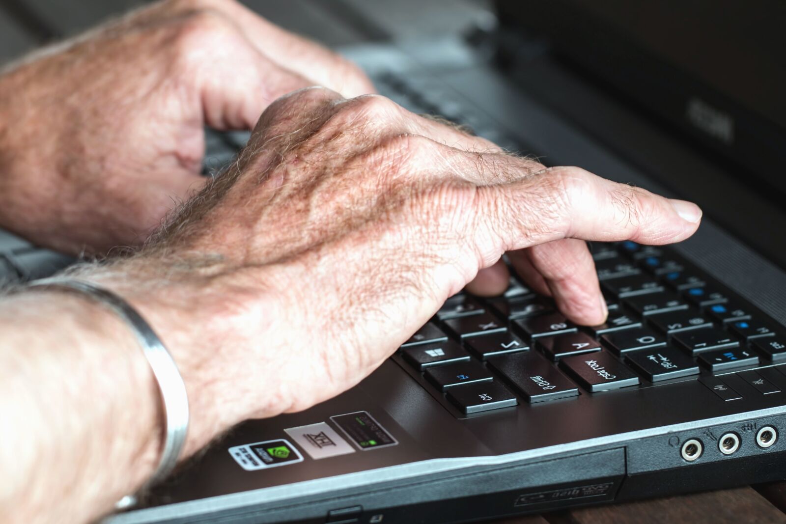 Canon EOS 70D sample photo. Hand, laptop computer, computer photography